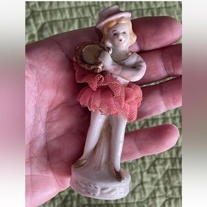 VINTAGE 1950s CERAMIC BALLERINA IN TUTU PLAYING A MUSICAL INSTRUMENT FIGURINE